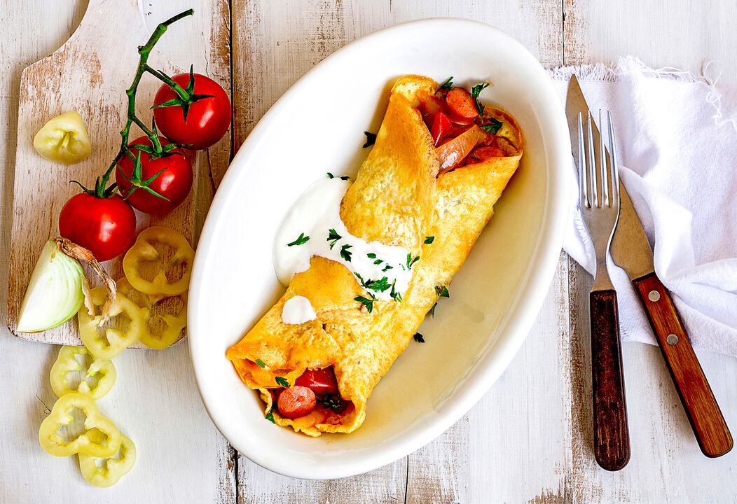 Keto dieedil kaalu langetajatele on hommikusöögiks omlett juustu, köögiviljade ja singiga