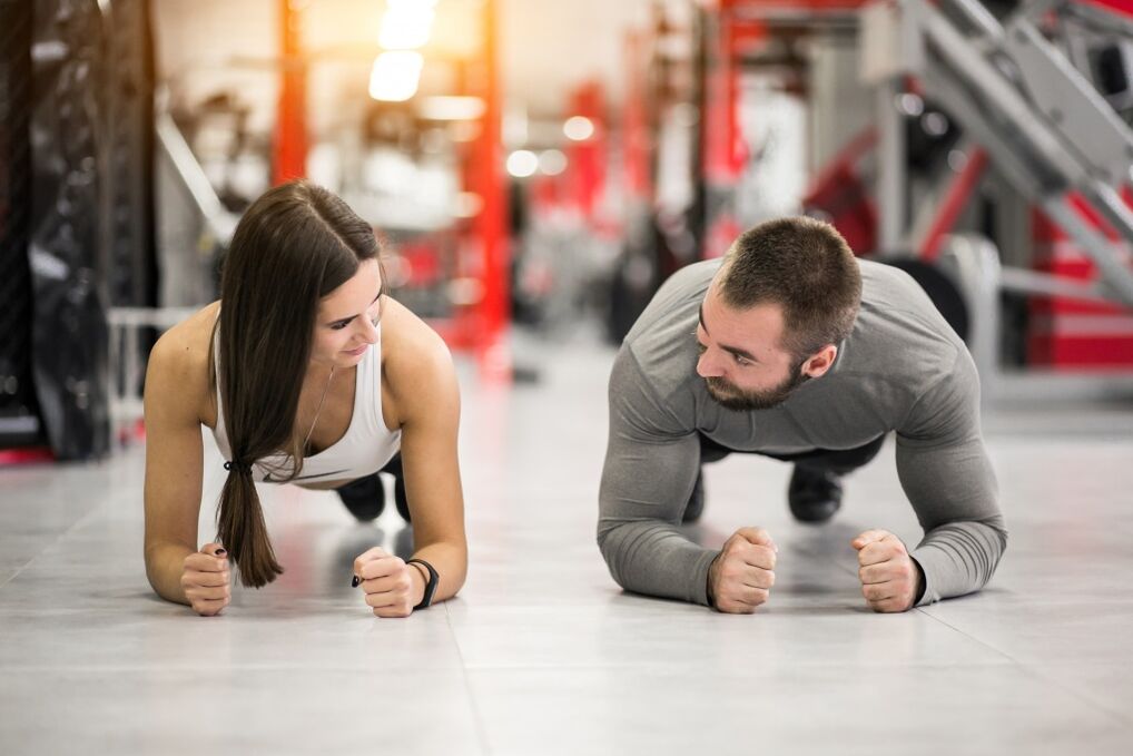 Mees ja naine sooritavad Planki harjutust, mis on mõeldud kõikidele lihasrühmadele
